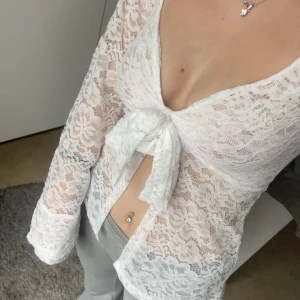 design by si topp - maddy blouse i spets, sjukt fin & knappt använd🎀 pris kan diskuteras 