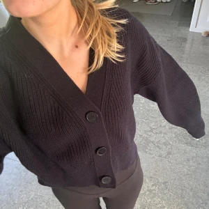 Kofta & other stories - Hej! Säljer denna nästan helt oanvända kofta från & other stories. Har en liknanade så denna kom aldrig till användning. Nypris ca 890kr❤️kom med prisförslag!