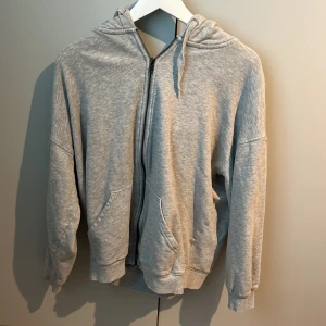 Grå zip Hood  - En grå bil bok zip hoodie säljer för att den va lite för stor, nästan helt ny skriv om flera bilder eller vis du undrar om något.