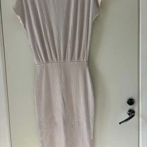 Klänning  - Storlek: S Beige/rosa Sitter tajt, kolla bild tre 