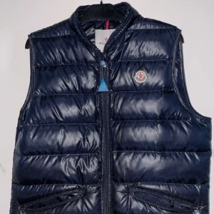 Moncler väst - Säljer min moncler väst har Andvänt typ 6 gånger har inte haft Andvänd av den 