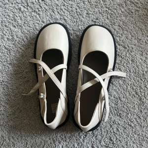 Söta ballerinas - Beiga ballerinaskor med spännen. Helt nya, perfekt till sommaren. Storlek 40 men små i storleken, känns som en smal 39. 