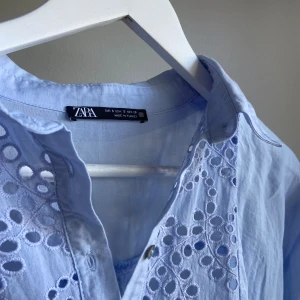 Blåa zara klänning  - En super fin skjort-klänning, använd 2 gånger! Säljer på grund av att den är för liten 💙