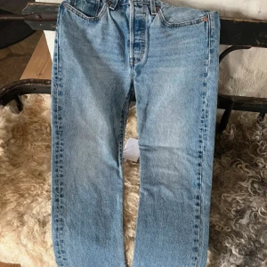 Levis 501 vintage  - Snygga med lite lite stretch. Storlek liten S W26, L28  