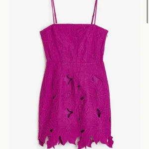 Kort, lilla , broderad klänning - Jätte fin kort klänning, har broderade blommor som mönster och dold dragkedja. Klänningen är från H&M men storleken finns inte att köpa i butik eller online längre. Har använt den 1-2 gånger, säljer pga att storleken inte passar mig längre🌸😁