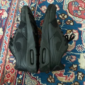 Airmax skor - Ny på appen, helt nya airmax skor i nyskick fick en rekommendation av en kompis att detta va en bra app om man ba vill bli av me nåt, i detta fall vill jag ba bli av me dessa skor då de e för små 