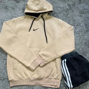 Sommar bundle  - Säljer nu denna as sköna Nike hoodien som är perfekt inför sena sommarkvällar! KÖP HOODIEN OCH FÅ MED SHORTSEN✔️ Tröjan och shortsen har jag använt sparsamt så de har mycket kvar att ge! Vid minsta fundering kontakta oss✔️