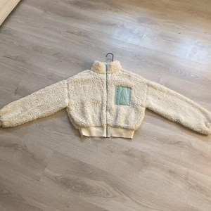 Croppad fluffig jacka  - Jag säljer denna mysiga jacka eftersom den inte kommer till användning🩷Den är i nytt skick, i storlek M från Nelly. Vid frågor dm:a mig bara 😁