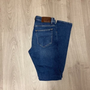 Tiger of Sweden jeans - Tiger of Sweden jeans Säljer Tiger of Sweden jeans i Nyskick. Modellen är Evolve, byxan är i nyskick och har en väldigt fin passform med en riktigt snygg tvätt. Storleken är 29/32 Hör av er vid fler frågor eller funderingar