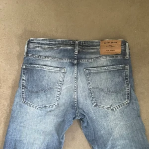 Jack&jones jeans - Jack&jones jeans i modell slim Glenn, bra skick säljs billigt pga söndriga framfickor. W29 L32 Pris är inte satt i sten