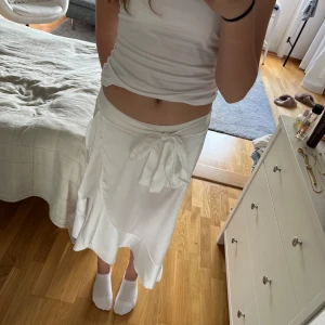 Vit silkes kjol - Somrig och fin silkes kjol, med volang och knyte! Använd ett fåtal gånger!💕