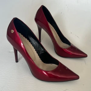 Röda spetsiga klackar - Spetsiga klackar i så fin röd färg ❤️  storlek 38, fint skick! 