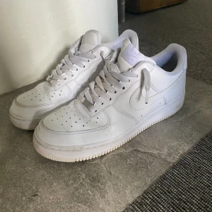 Nike airforce 1 - Hej säljer nu mina skor då dom inte längre kommer till användning. Stolek 44 i använt skick men fortfarande rätt så fräscha  Hör av dig om du är intresserad  Mvh Ludde