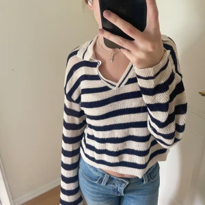 Randig tröja - Ganska tunn tröja från Mango! Lite trådar som sticker ut men annars fin 🥰