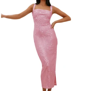 Rosa balklänning! - Säljer min rosa balklänning då den var för liten för mig!  Endast prövad och i fint skick💞💞. Den är i storlek Small! Kontakta gärna vid fler frågor eller bilder☺️🫶.