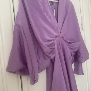 Somrig klänning - Lila klänning från Asos, endast använd 1 gång, väldigt fint passform men svårt att få på bild