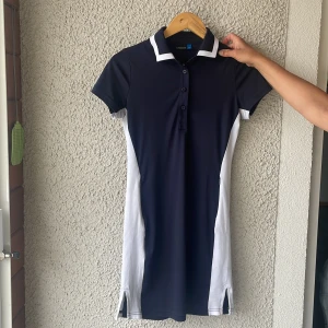 J.Lindeberg golfklänning - Blivit en mask i ena armhålan som kan ses i ena bilden ovan. Undershorts med kommer inte. Finns dessutom en liten fläck på samma sida som masken fast längre ned (kan skicka bild privat till intresserad).