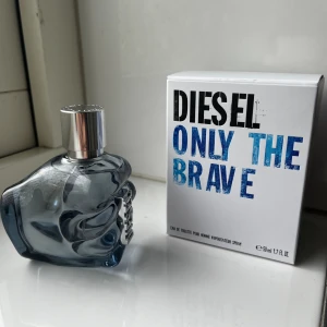 Diesel only the brave 50ml parfym - Säljer min diesel only the brave parfym som jag fick i present men har redan en liknande parfym. Den är endast testad några sprut så nästan helt full. Den är 50ml. Hör hjärna av dig vid frågor.