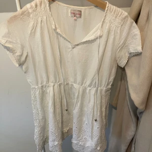 Fin topp - Älskar och är mycket användbart!✨ Kan sänka priserna vid snabb affär. Inga defekter:) Är 164cm lång och garderob-utrensar. Kontakta mig för fler bilder💕