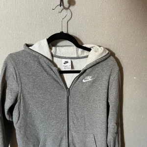 Nike hoodie -  Grå nikehoodie i bra skick perfekt för utomhusaktiviteter. 158-170 cm. Bra skick