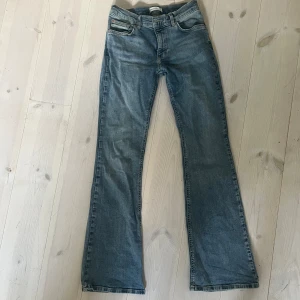 Flared low waisted Jeans From Ginatricot - These jeans are harly wore, and they are a size 36. They are low waisted and flared.