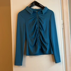 Lovely Collar Top - • Topp från NLY TREND • Stretchig material • Knäppning framtill • Rynkig framtill Använt en gång, säljer då färgen inte passar mig.  