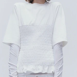 T shirt med indragen midja - Slutsåld från HM, använd två gånger💗