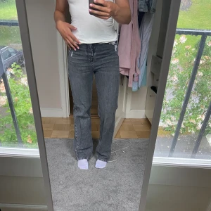 Jeans - Säljer dessa zara jeans i ursnygg hårfärg. Högmidjade. Storlek 36 och köpa några år sedan