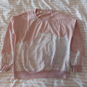 Rosa katt-tröja - En rosa katt-tröja köpt från YesStyle i storlek "One Size". För liten på mig som är 175, troligen storlek S. Aldrig använd :)