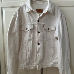 Vit Levi’s jeansjacka   - Jättesnygg levis jeansjacka! Plagget har några små prickar, men de syns knappt. Skriv privat för bilder!🤍 (får ej plats med dom här)