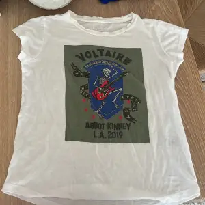T-shirt från Zadig! Liten fläck på framsidan men borde gå bort i tvätten (tvättar innan jag postar för att vara säker)🤍