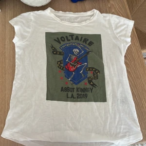 Zadig & Voltaire t-shirt - T-shirt från Zadig! Liten fläck på framsidan men borde gå bort i tvätten (tvättar innan jag postar för att vara säker)🤍