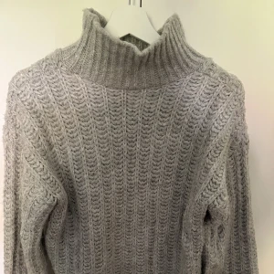 Stickad tröja - Väldigt mjuk, lite mer oversize i modellen