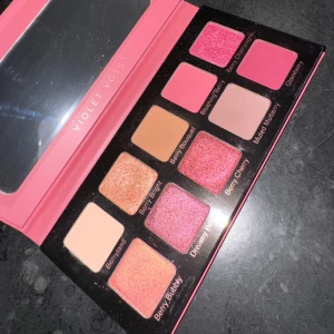 Sminkpalett med 10 olika ögonskuggor - Sminkpalett ”violet voss berries n' cream dreams eyeshadow palette”, superfina ögonskuggor. Både nude, glittriga och färgstarka blandat. 