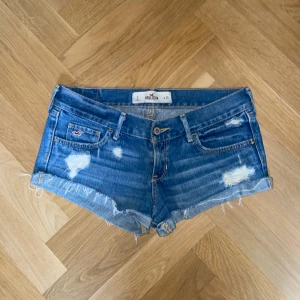 Hollister jenas shorts  - Jeans shorts från Hollister i w 26. Fint skick 💕