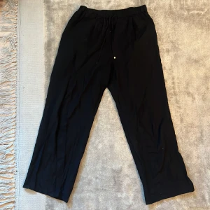 Svarta Linnebyxor - Köpte byxorna från UNIQLO i Japan. Byxorna är lite skrynkliga och behöver strykas, men annars är den i toppskick. 