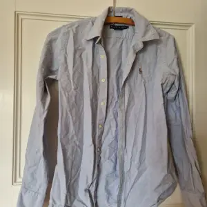 Ralph Lauren (dam men funkar ju som unisex) skjorta i ljusblått och storlek S! 