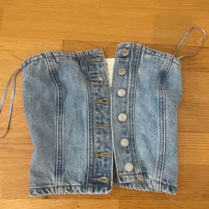 jättesnygg jeanstopp - Trendig jeanstopp från pull&bear💓 köpt på plick, säljer då den var för liten för mig💓 Nyskick med lappen kvar, nypris 290kr💓💓