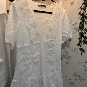 Vit Zara klänning 🤍 - Jättesöt vit kort klänning från Zara!! Jättebra skick 🤍