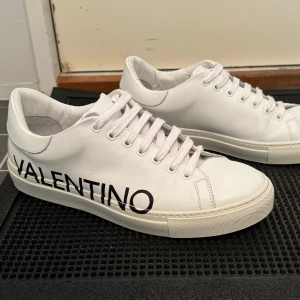 Valentino skor - Säljer dessa Valentino skor, storlek 42. Nästintill nyskick då jag använt den 4 gånger. Ny pris, 1900kr. Hör av er för mer frågor, pris kan diskuteras vid snabb affär.  