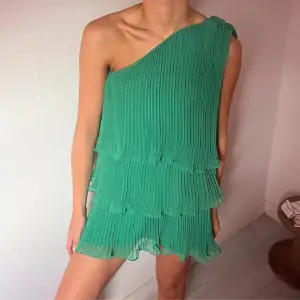 SUPERFIN grön plisserad klänning från zara i nyskick! Finns inte kvar att köpa på hemsidan längre🌸Perfekt till sommaren!