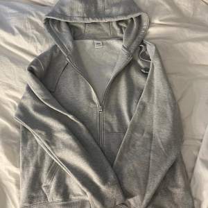 Fräsch grå simpel hoodie från zara ja säljer då jag behöver rensa och inte använder längee
