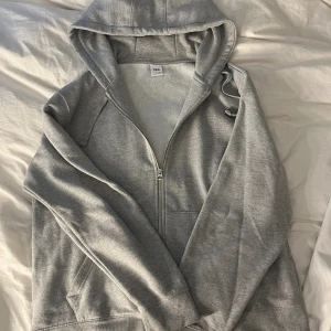ZARA grå hoodie - Fräsch grå simpel hoodie från zara ja säljer då jag behöver rensa och inte använder längee