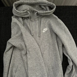Nike hoodie - Använd men i fint skick, inga märkbara defekter!
