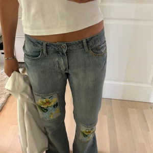 Jeans - Midja; 80cm, innebendlängd 85cm. (Jag är 173) 💛💛 ny skick