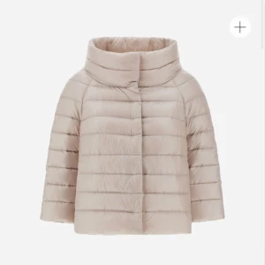 Herno jacka - Säljer nu min populära herno jacka som är slutsåld i storlek S då den inte kommer till användning. Ny skick och använd fåtal gånger. Ordinarie pris är 5155 kr. Skriv för fler frågor! 