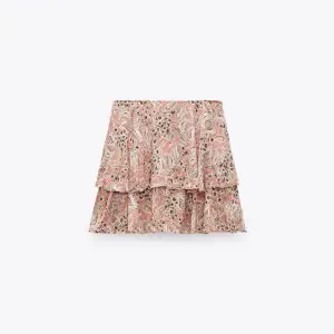 super fin slutsåld zara kjol, storlek M. Passar även S! Nyskick, använd några enstaka gånger! Säljer direkt för 250kr!🙌😍