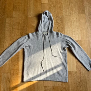 Soft Goat hoodie - Ljusgrå 100% cashmere hoodie Inga hål, fläckar osv, perfekt skick men lappen i nacken är lite lös