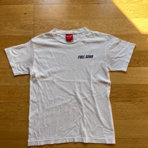 Full Send by Nelk Boys t-shirt - Vit full send t shirt Knappast använd Perfekt skick Finns inte att köpa