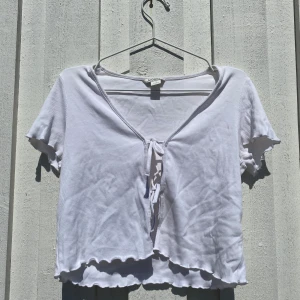 drömmig blus  - vacker vit blus med knyt framtill 